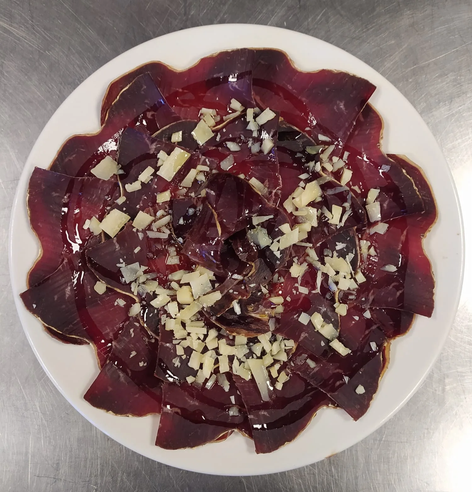Cecina con virutas de queso